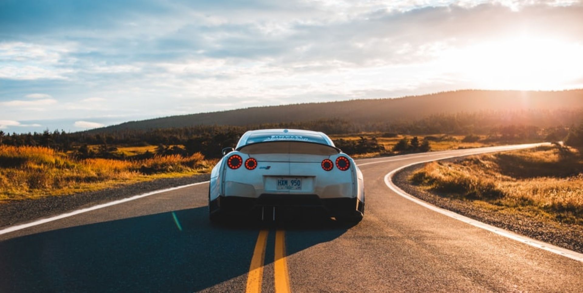 are-radar-detectors-legal Car driving on road.